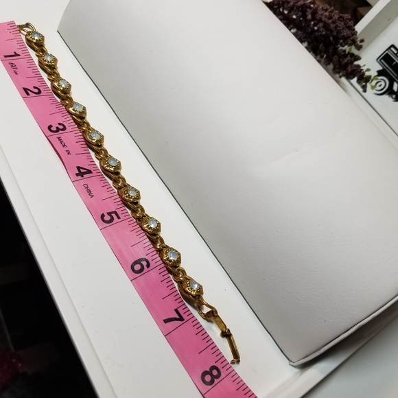 Moonstone with goldtone bracelet - Picture 4 of 4